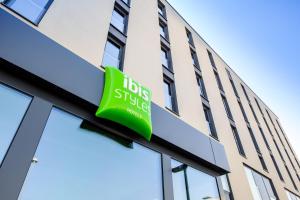 ein Krankenhausschild an der Seite eines Gebäudes in der Unterkunft Ibis Styles Konstanz in Konstanz