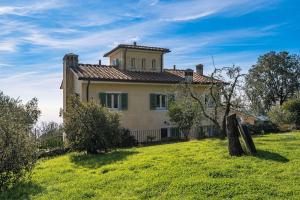 a house on a hill with a grass yard at Villa Poggio Scalette Design, Ac, Wifi, Valdinievole in Montecatini Terme