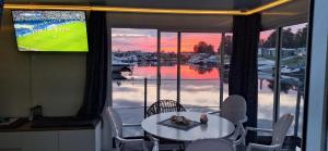 TV a/nebo společenská místnost v ubytování Main Hausboot Lore in der Marina Trosdorf bei Bamberg