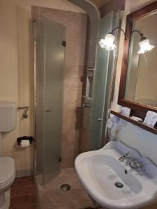 Koupelna v ubytování Fra Paolino B&B - Locanda di Montisi