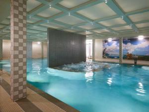 Бассейн в Cures Marines Hotel Thalasso & Spa Trouville - MGallery Collection или поблизости