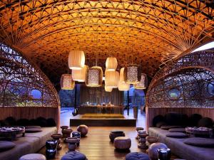 杭东Veranda High Resort Chiang Mai - MGallery Collection的大房间,设有几个吊灯和舞台