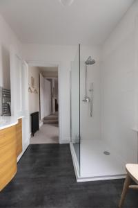 Bilik mandi di The Clarence +32 gambar