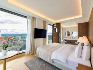 TV a/nebo společenská místnost v ubytování Mövenpick Hotel Basel