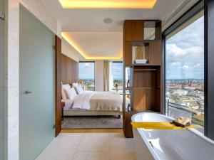 Postel nebo postele na pokoji v ubytování Mövenpick Hotel Basel