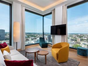 TV a/nebo společenská místnost v ubytování Mövenpick Hotel Basel