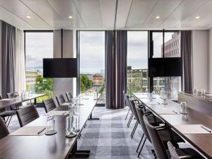 TV a/nebo společenská místnost v ubytování Mövenpick Hotel Basel