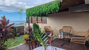 a patio with chairs and a table with a view of the ocean at Appartement avec vue sur mer à Saint-Paul, 50 m², Terrasse in Saint-Paul