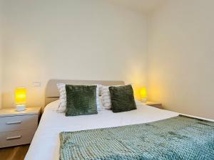 A bed or beds in a room at 10 min to Venice Gateway