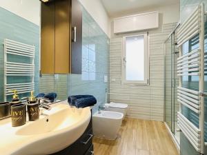A bathroom at 10 min to Venice Gateway