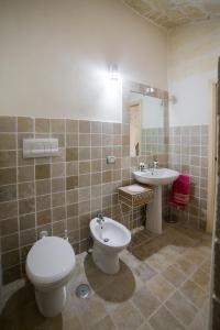 La salle de bains est pourvue de toilettes et d'un lavabo. dans l'établissement Borgovecchio Suite, à Ostuni