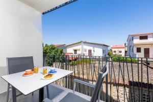 ein weißer Tisch und Stühle auf einem Balkon in der Unterkunft Luxury Studio Rim Tim in Malinska + 8 Fotos