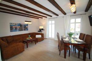 ein Wohnzimmer mit einem Sofa und einem Tisch in der Unterkunft Landhaus Boddenhus in Polchow