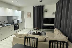 a living room with a couch and a kitchen at 1 bed-Sleeps 4-Town Centre-10 min to Ascot- Pets in Bracknell +7 photos