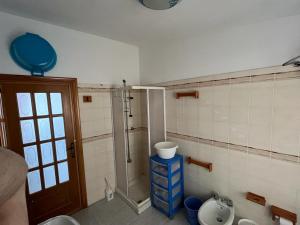 Ένα μπάνιο στο Two bedrooms apartment in Orosei