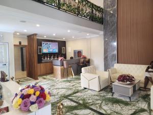 亚的斯亚贝巴Omna Addis Hotel的酒店大堂设有沙发和酒吧