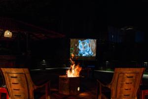 TV a/nebo společenská místnost v ubytování Machaan Wilderness Lodge Nagarahole