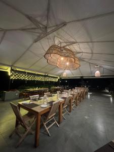 Restaurace v ubytování Machaan Wilderness Lodge Nagarahole