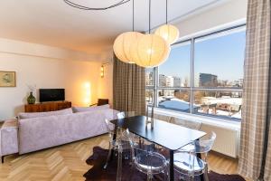 una sala de estar con un sofá y una mesa en Rezident Eminescu, en Bucarest