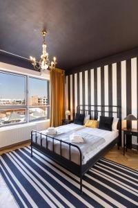 Un dormitorio con una cama y una ventana grande. en Rezident Eminescu, en Bucarest