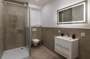 Ένα μπάνιο στο S-Rooms Zimmervermietung 3,4
