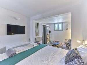 Μια τηλεόραση ή/και κέντρο ψυχαγωγίας στο Villa Dalida