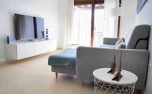 ein Wohnzimmer mit Couch und Fernseher in der Unterkunft CASA VELA by Mhousing in Playa Blanca