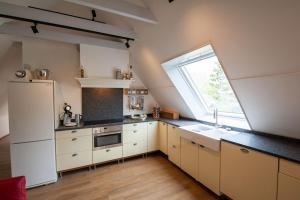 eine Küche mit Spüle und Fenster in der Unterkunft Delicateske in Meppen