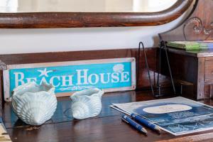 a table with pens and a sign that saysrag house at Casa dos Santos in Ponta Delgada