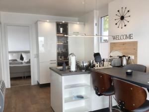 een keuken met een aanrecht en stoelen in een kamer bij Hausboot Maritim Holiday in Großenbrode