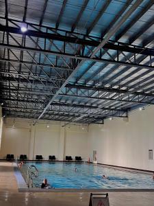 Una gran piscina con gente nadando en ella. en Toffee Staycation, en Tagaytay 2 fotos más