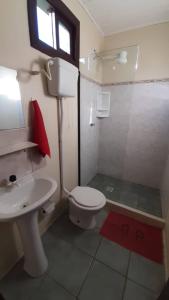 un bagno con un water bianco e un lavandino di Hospedaria aconchego 4 a Garopaba