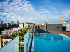 ein Schwimmbad auf dem Dach eines Gebäudes in der Unterkunft Attica 21 Barcelona Mar in Barcelona