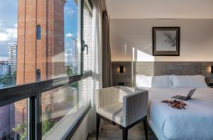 ein Hotelzimmer mit einem Bett und einem Fenster in der Unterkunft Attica 21 Barcelona Mar in Barcelona