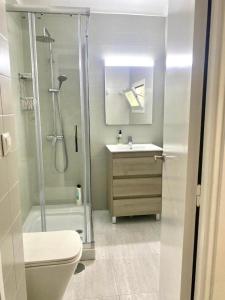 een badkamer met douche, toilet en wastafel bij Casa Jabega By Solymar Holiday in Torre del Mar