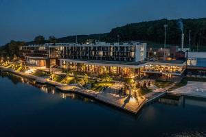un hotel sull'acqua di notte di Emily Resort a Lviv