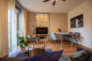 un soggiorno con tavolo e TV di Special ROGER F RABBIT 1 Apartment, Roche Towers, 10-STAR a Basilea