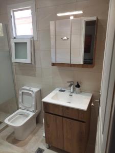 A bathroom at Villa Achilleas