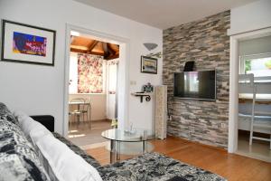 Et tv og/eller underholdning på Holiday Home Laura