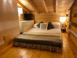 a bedroom with a bed in a log cabin at Chalet Pip - Modern chalet with breathtaking views in Morzine