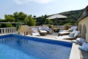 Swimmingpoolen hos eller tæt på Holiday Home Laura