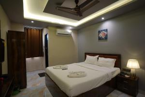塞恩Hotel Blissful的一间卧室，床上有两条毛巾