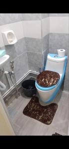 a bathroom with a toilet and a sink at F2 Maison avec jardin à Constantine in Hamma Bouziane +15 photos
