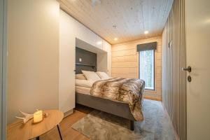 Un dormitorio con una cama y una mesa en una habitación. en Villa Chill Levi, en Kittilä