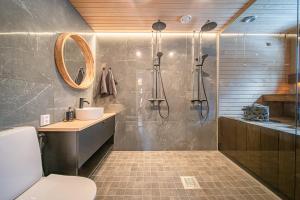 Un baño con ducha, inodoro y lavabo. en Villa Chill Levi, en Kittilä