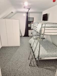 Katil atau katil-katil dalam bilik di Laneway Hostel Lahinch
