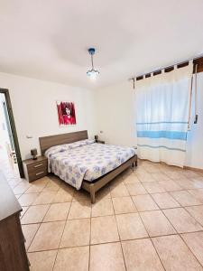 sypialnia z łóżkiem i komodą w obiekcie Appartamento 5 Vista Panoramica w mieście Cala Gonone