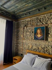 イスタンブールにあるReu de Hotelのベッドルーム1室(ベッドの上に絵画が飾られた壁付)