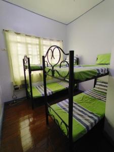 Giường trong phòng chung tại BahayMandaragat