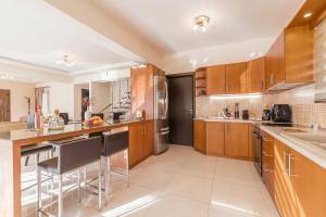 Dapur atau dapur kecil di Kristalia Villa in Anafonitria
